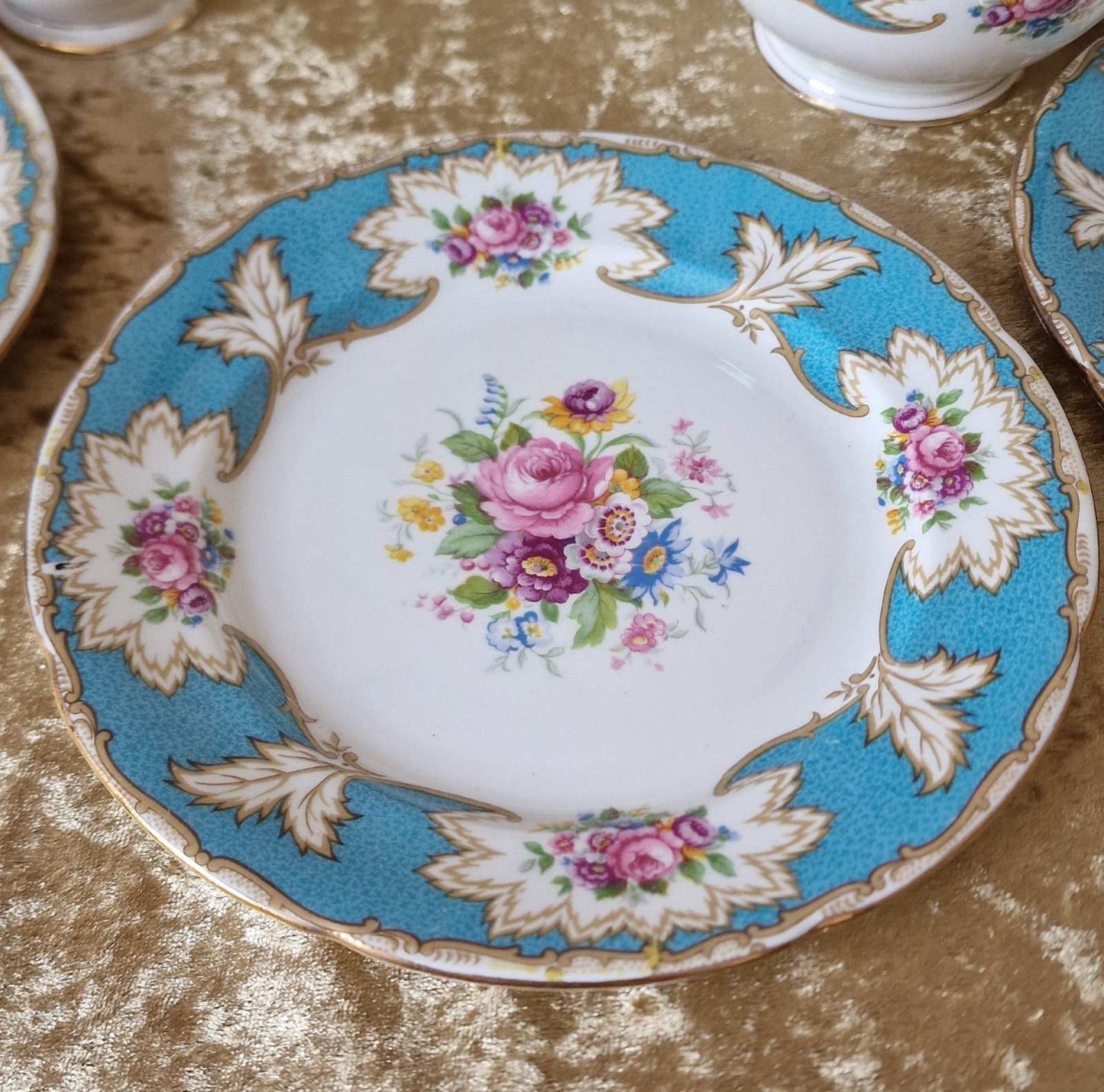 Трио - чаша за чай, чинийка и чиния за торта, английски костен порцелан Royal Grafton, цветя, булчински душове, чиния за салата, колекционерски ретро чаени чаши