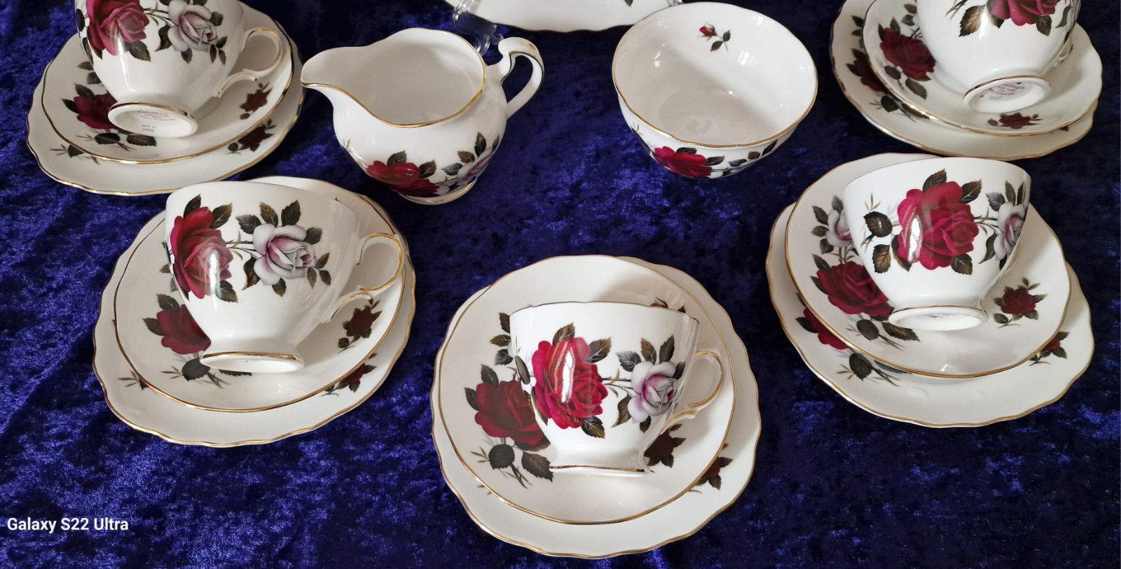 Colclough "Amoretta Rose" tea set featuring 5 cups and saucers adorned with roses.