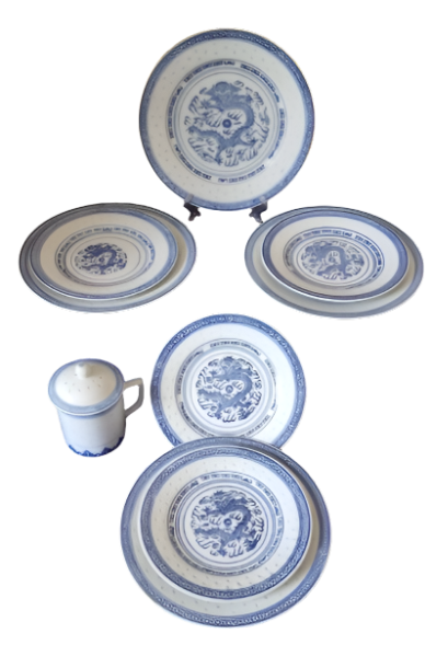 A Chinese tea set featuring a blue and white design, consisting of a bowl and cups.