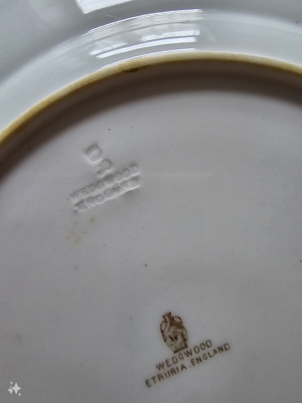 Wedgwood Gilt Ground Creamware 'Chinoiserie' 3pcs Part Service